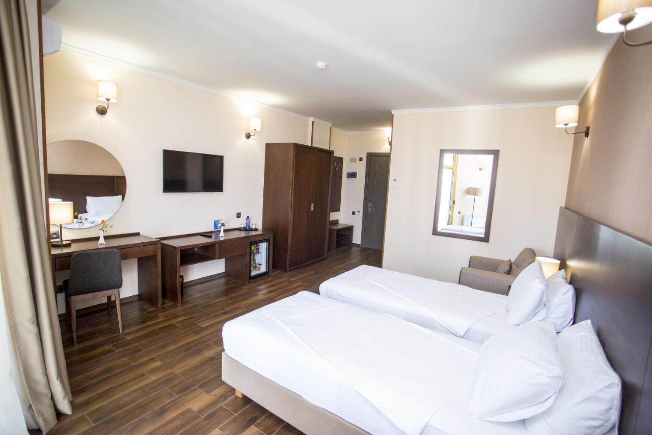 Hotel Corner Inn Батумі Екстер'єр фото