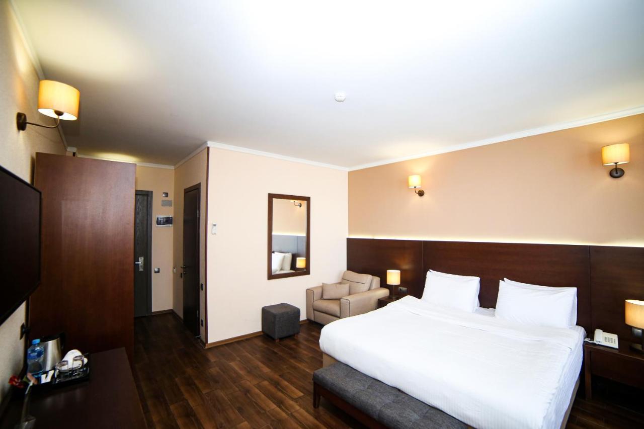 Hotel Corner Inn Батумі Екстер'єр фото