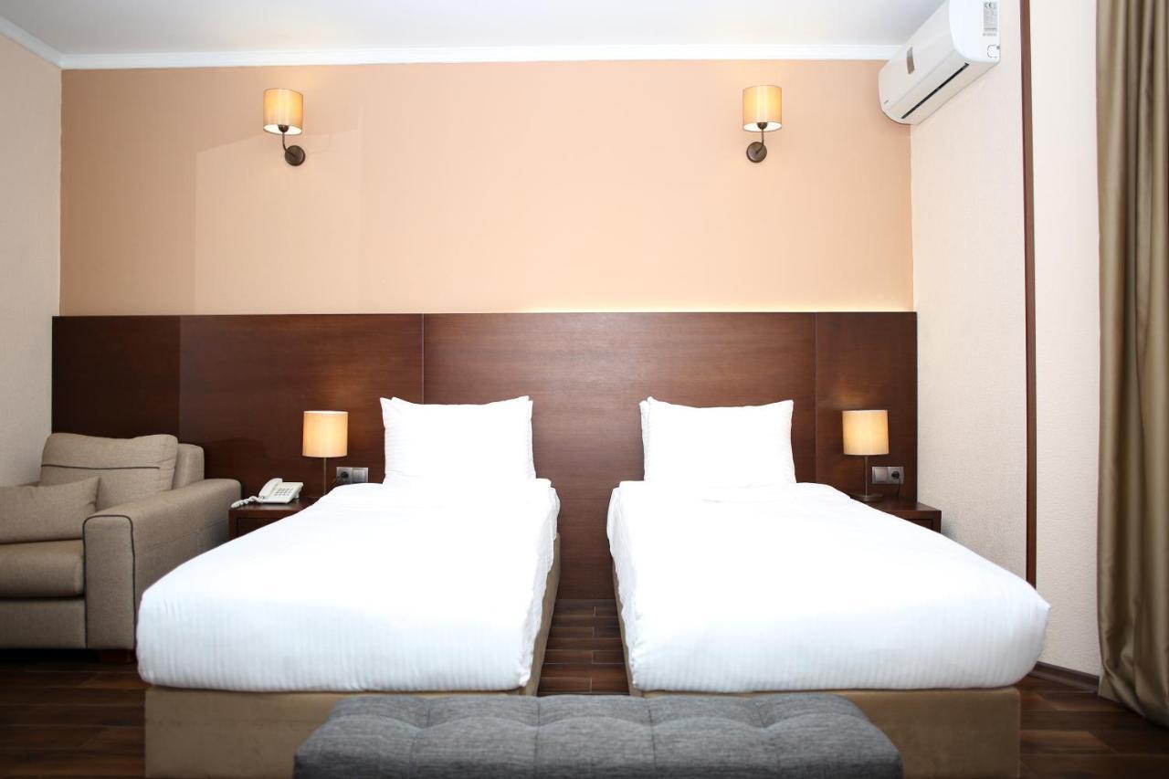 Hotel Corner Inn Батумі Екстер'єр фото