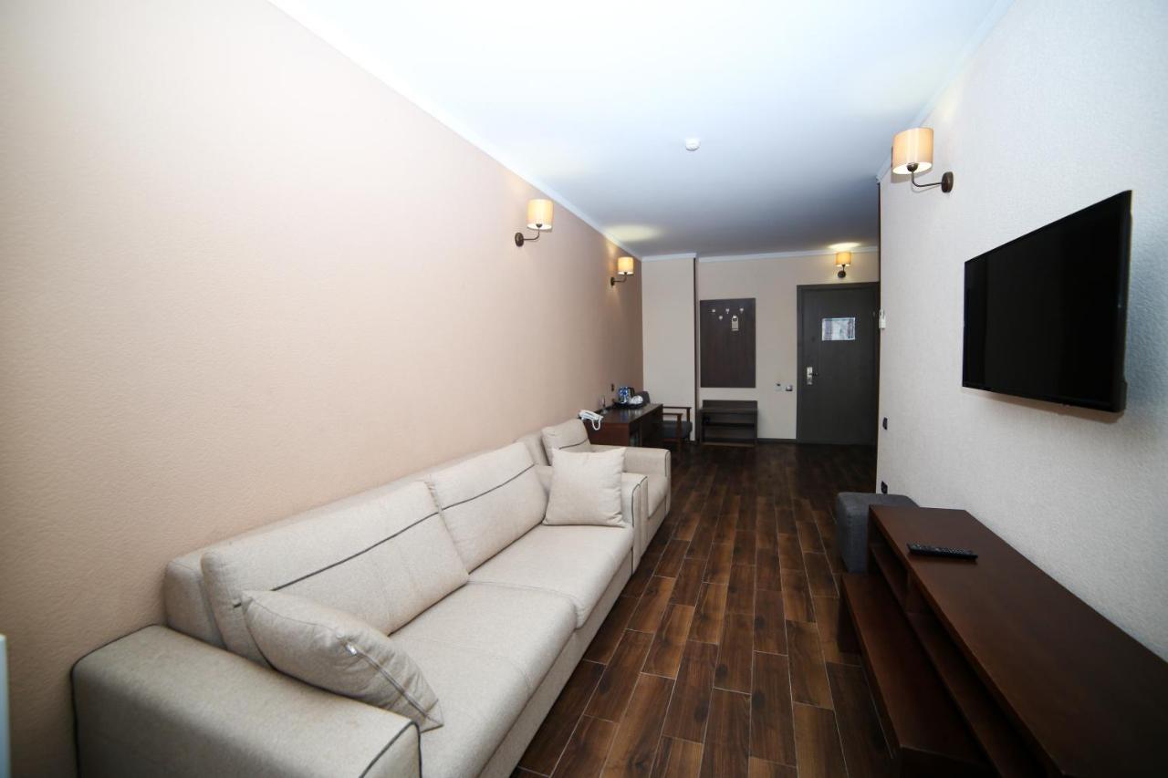 Hotel Corner Inn Батумі Екстер'єр фото