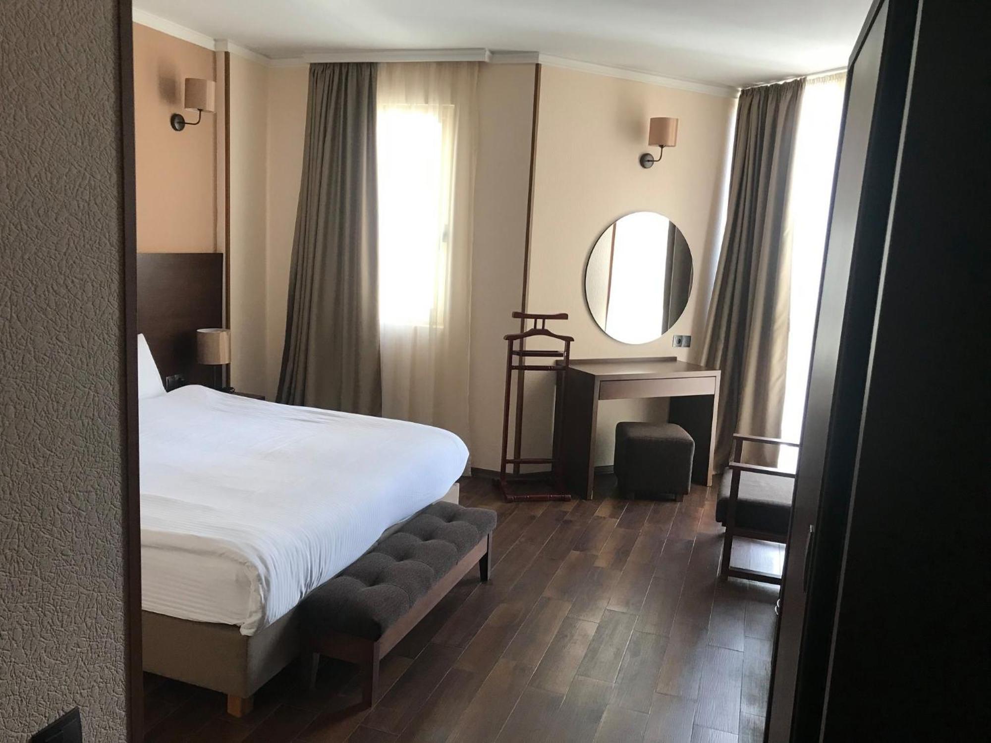 Hotel Corner Inn Батумі Екстер'єр фото