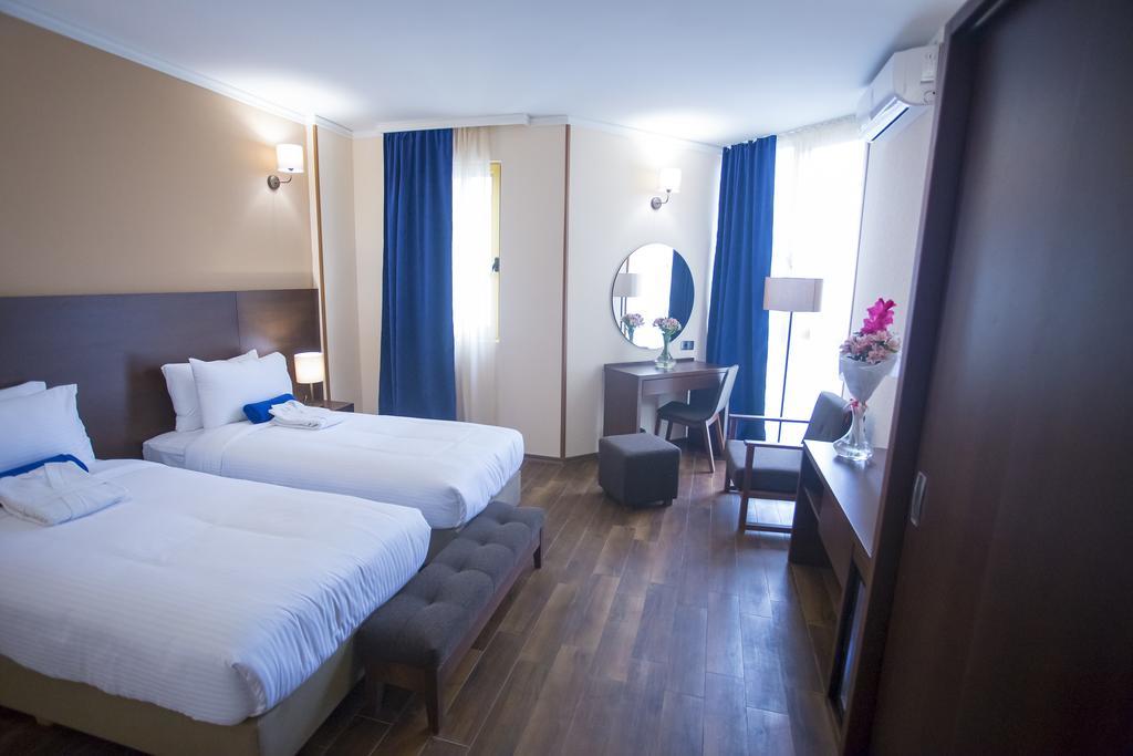 Hotel Corner Inn Батумі Екстер'єр фото